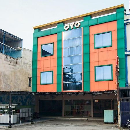 Oyo 529 Hotel Paninda Медан Екстер'єр фото