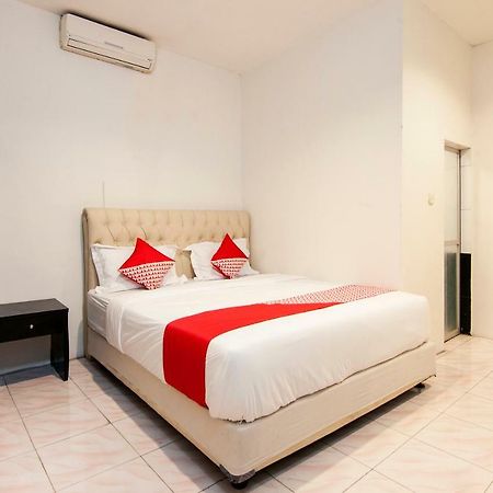 Oyo 529 Hotel Paninda Медан Екстер'єр фото