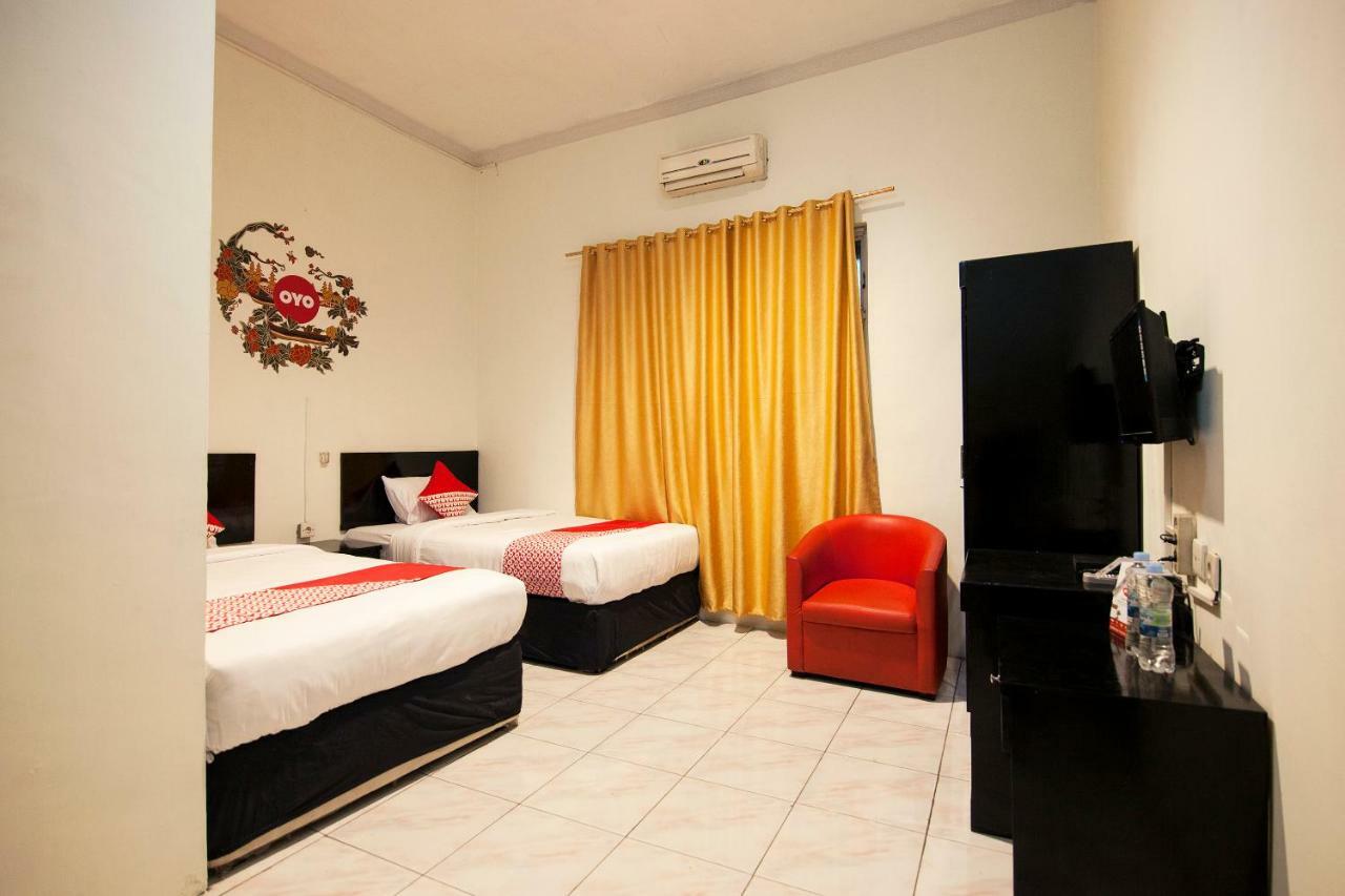 Oyo 529 Hotel Paninda Медан Екстер'єр фото