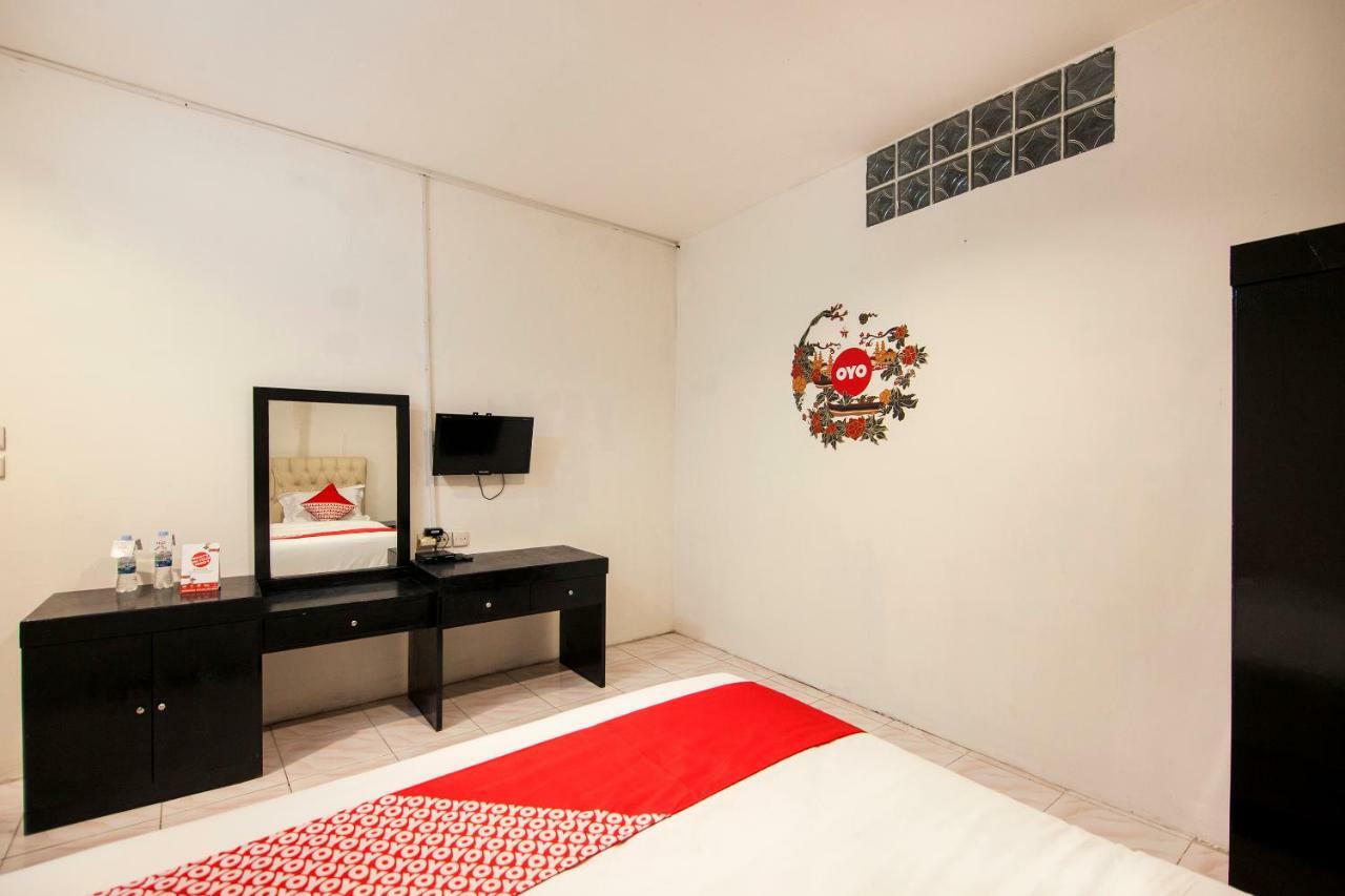 Oyo 529 Hotel Paninda Медан Екстер'єр фото